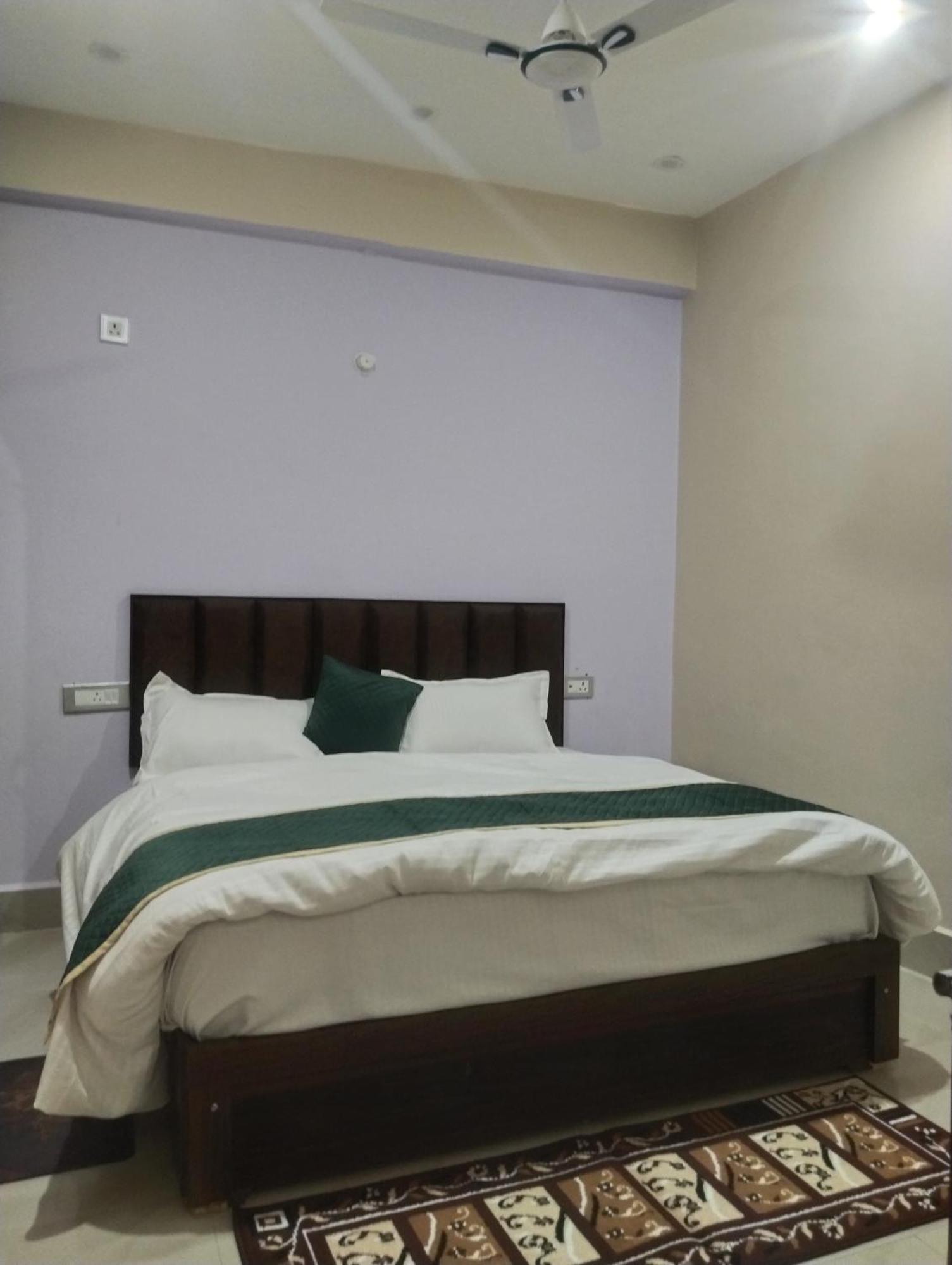 Dixit Residency Hotel Vrindavan Bagian luar foto