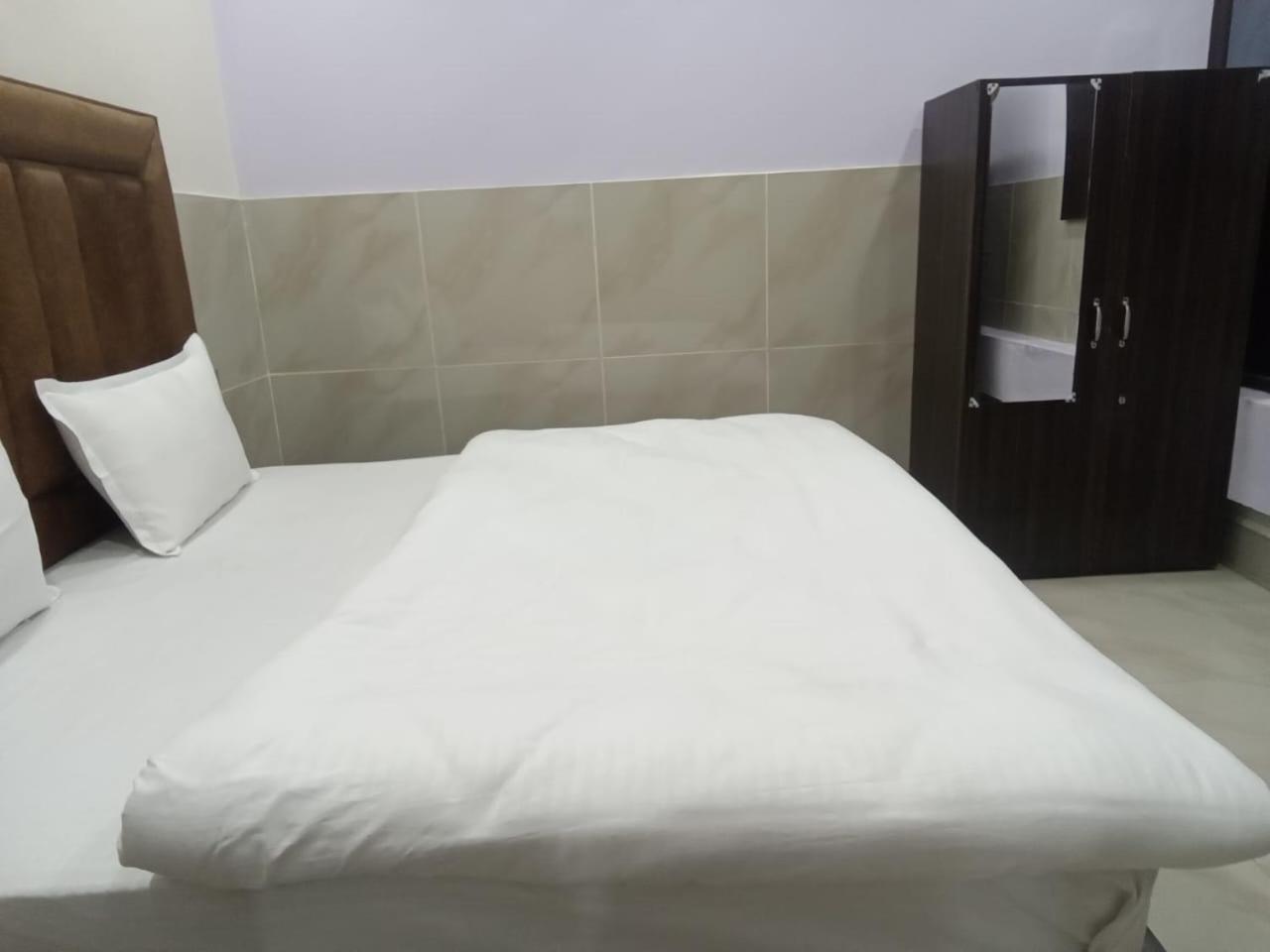 Dixit Residency Hotel Vrindavan Bagian luar foto