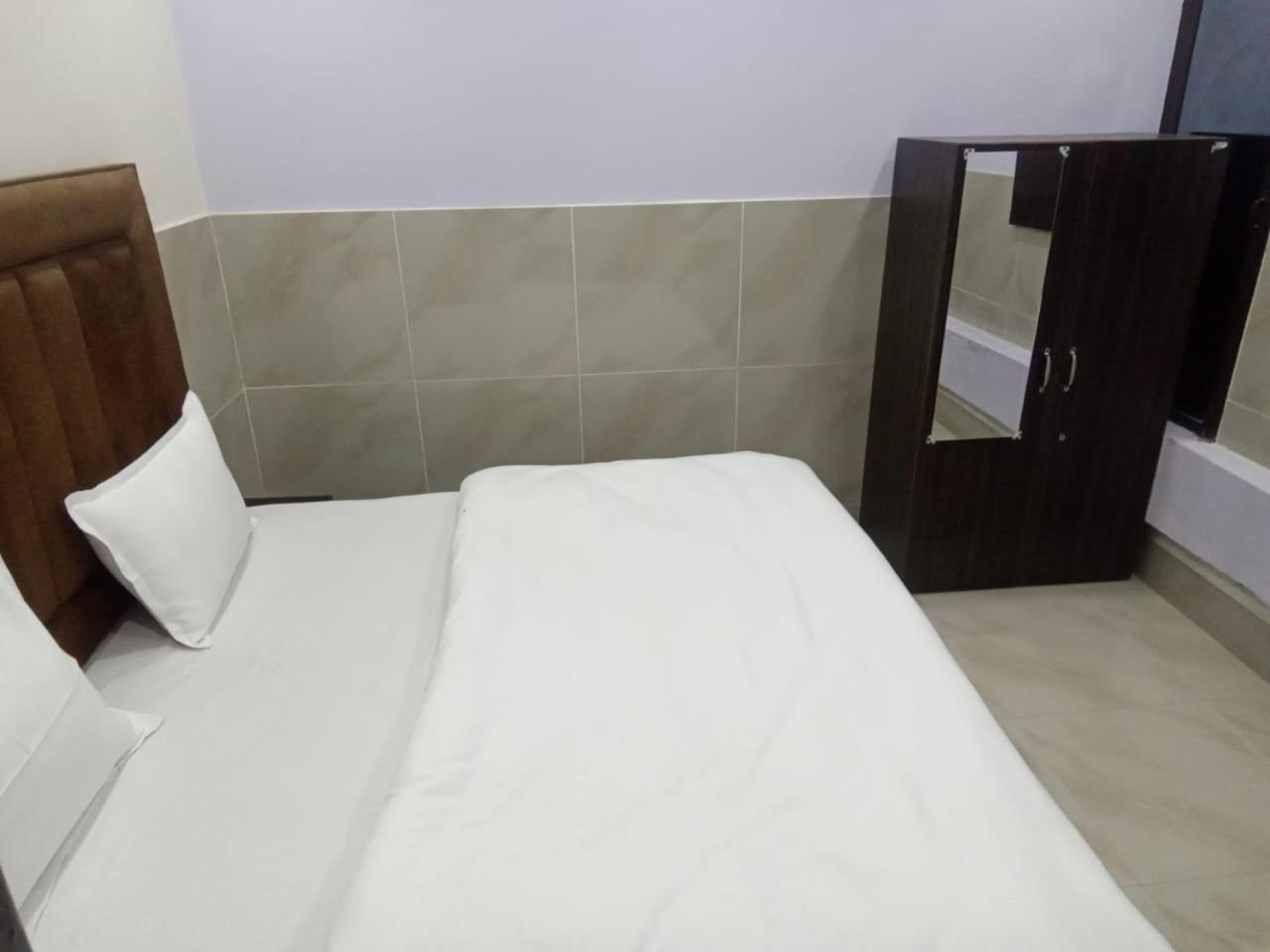 Dixit Residency Hotel Vrindavan Bagian luar foto