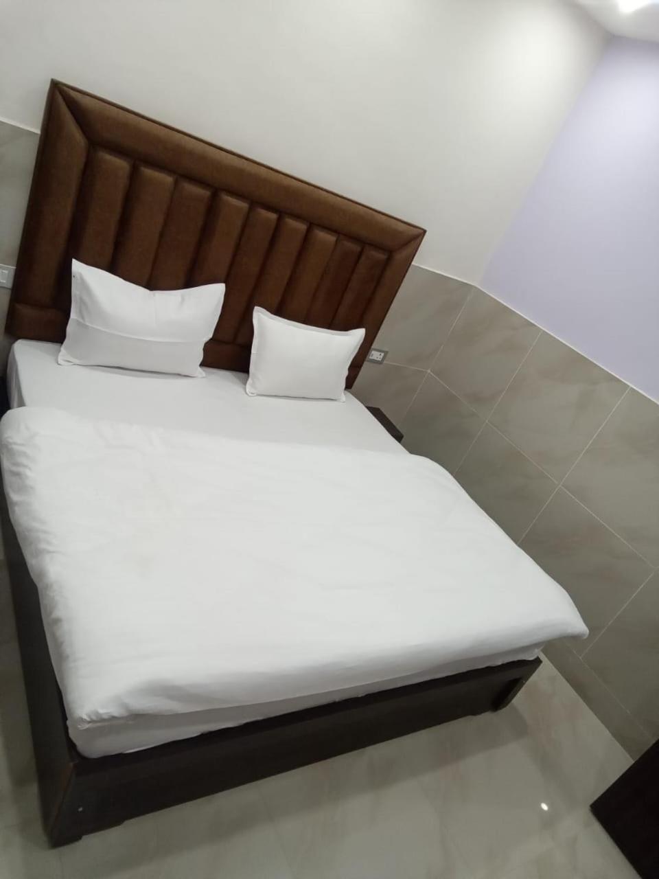 Dixit Residency Hotel Vrindavan Bagian luar foto