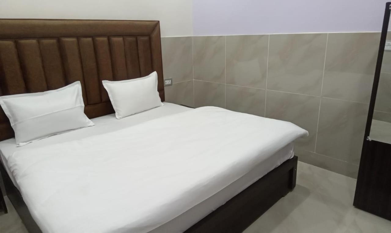 Dixit Residency Hotel Vrindavan Bagian luar foto