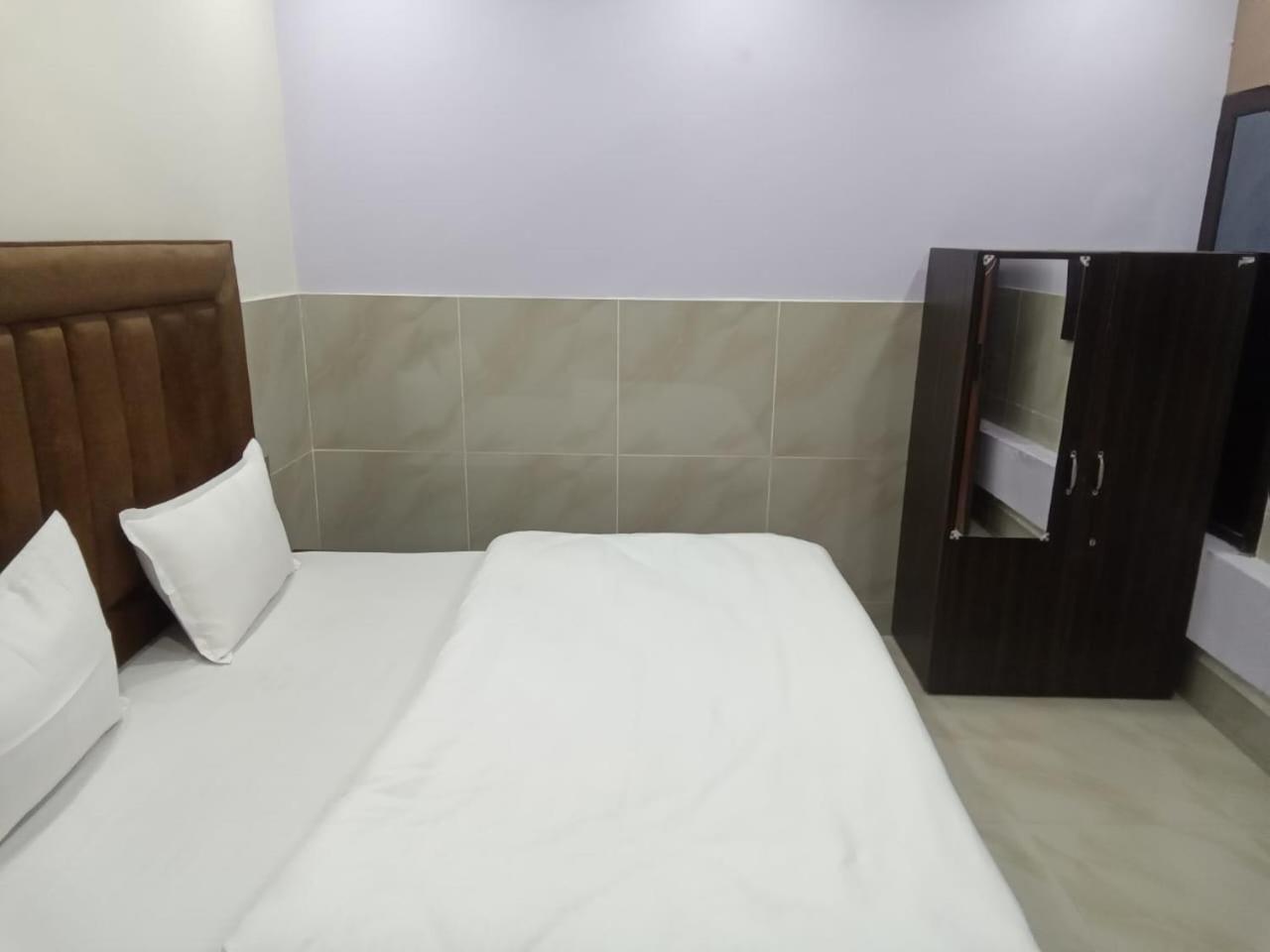 Dixit Residency Hotel Vrindavan Bagian luar foto