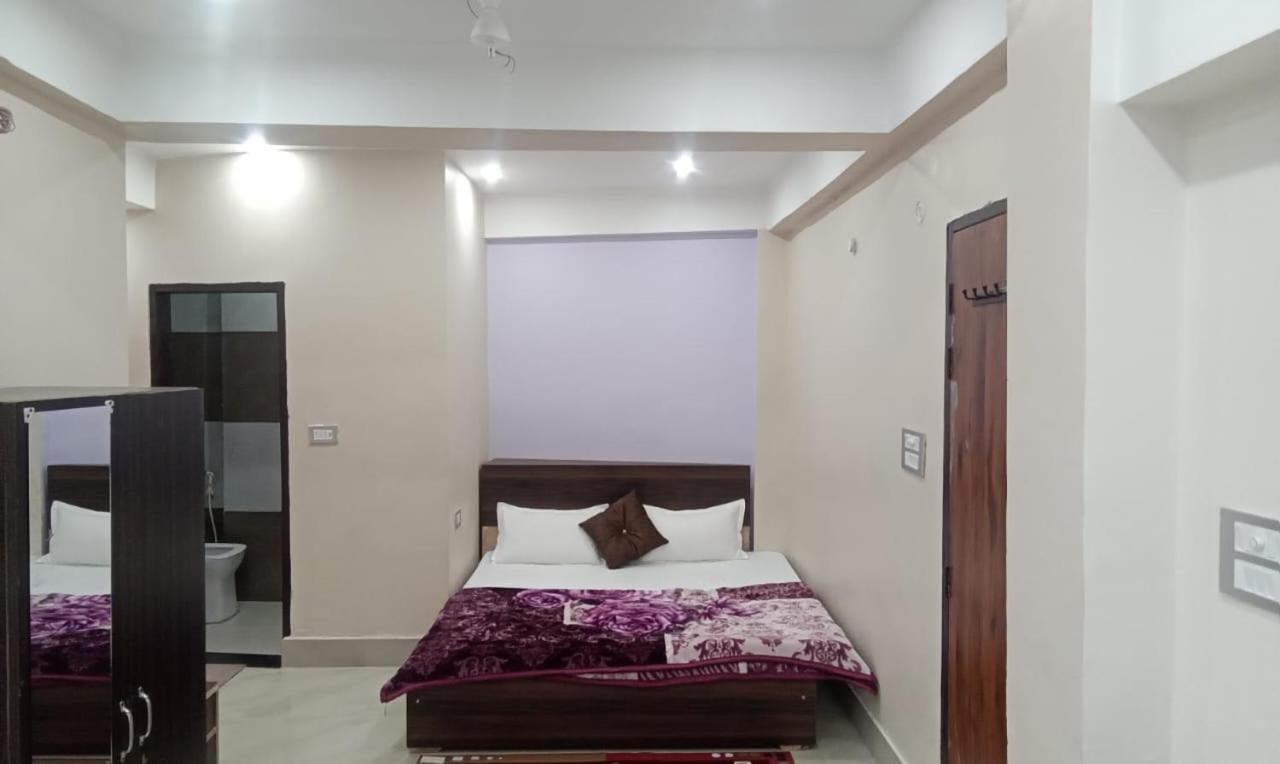 Dixit Residency Hotel Vrindavan Bagian luar foto